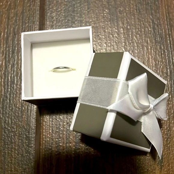 QG 10K White Gold Wedding Band